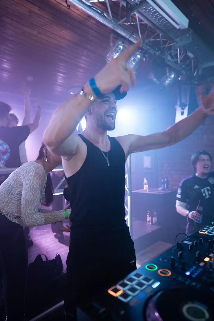 Juze — Qrater Rave Eventfoto
